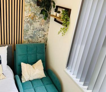 Cradley House | Cosy En-Ensuite Private Room with own Kitchenette in Birmingham - Halesowen R2