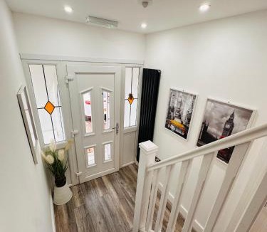 Cradley House | Cosy En-Ensuite Private Room with own Kitchenette in Birmingham - Halesowen R2