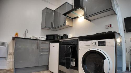 Edgbaston Apartment | Cosy, Newly Refurbished Studio with Private Off-Suite Bathroom& Parking