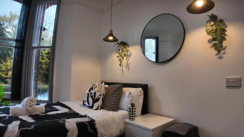 Edgbaston Apartment | Cosy, Newly Refurbished Studio with Private Off-Suite Bathroom& Parking