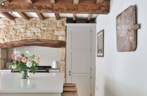 Upper Oddington House | Cotswold Cottage near Daylesford | Pub & log burner