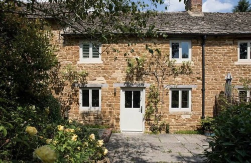 Upper Oddington House | Cotswold Cottage near Daylesford | Pub & log burner