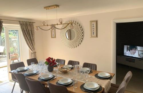 Burton House | Cotswold farmhouse with Hot tub near Castle Comb