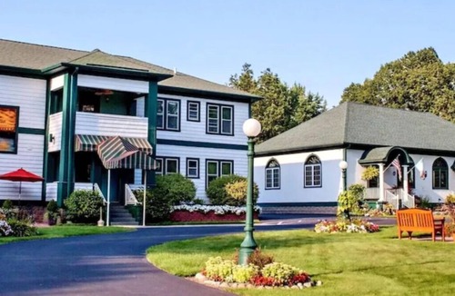 South Haven Cottage | Cottage B @ the Victoria Resort Bed & Breakfast, #1 Rated Google & Trip Advisor