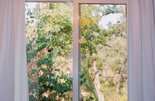 Midpines House | Cottage on Bear Creek is a 2-bedroom home located in Mariposa, California. The home features queen beds and accommodates families, couples, and small groups