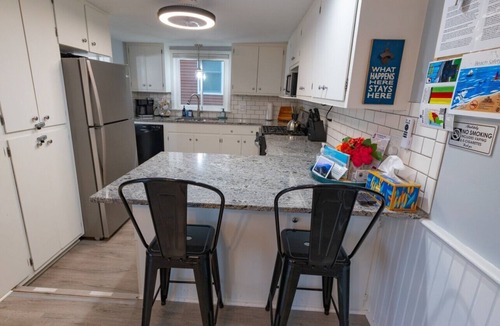 South Haven Cottage | Cottage on the Corner - 2 blks to South Beach