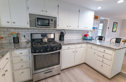 South Haven Cottage | Cottage on the Corner - 2 blks to South Beach