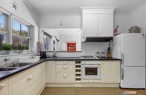 Cowes Cottage | Cottage style weatherboard house 5 min walk to Red rocks Beach.
