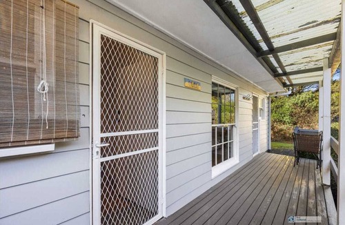 Cowes Cottage | Cottage style weatherboard house 5 min walk to Red rocks Beach.