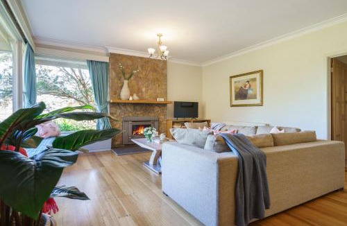 Balnarring House | Country Home Stay, Animals, 2 Properties Sleeps 17