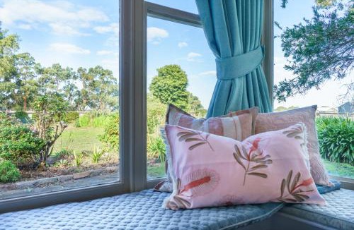 Balnarring House | Country Home Stay, Animals, 2 Properties Sleeps 17