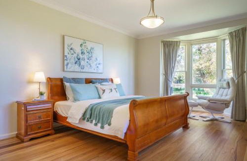 Balnarring House | Country Home Stay, Animals, 2 Properties Sleeps 17