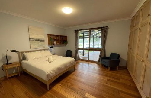 Balnarring House | Country Home Stay, Animals, 2 Properties Sleeps 17