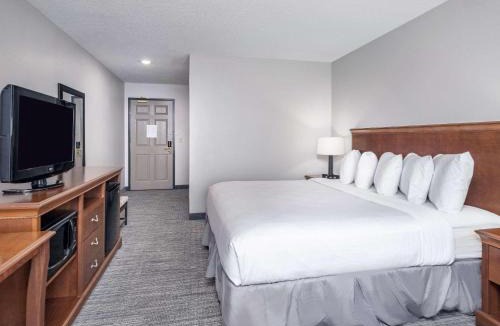 Maumee Hotel | Country Inn & Suites by Radisson, Maumee - Toledo