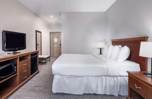 Maumee Hotel | Country Inn & Suites by Radisson, Maumee - Toledo