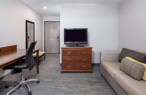 Maumee Hotel | Country Inn & Suites by Radisson, Maumee - Toledo