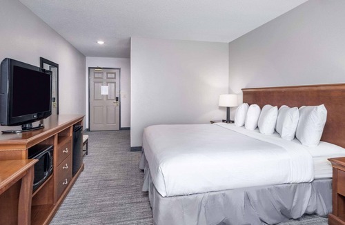 Maumee Hotel | Country Inn & Suites by Radisson, Maumee - Toledo