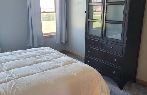 Fremont House | Country Sunrise Vacation Home. Close to Cedar Point and Lake Erie Islands