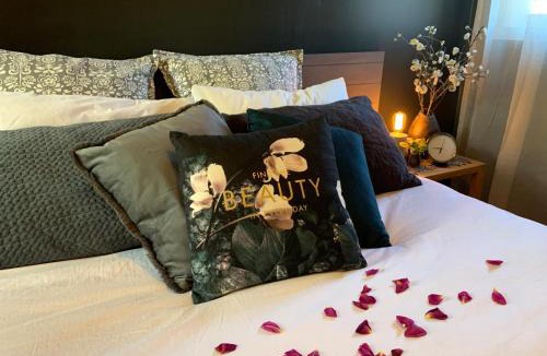 Cowes Villa | Couple's Spa Retreat Resort Villa with complimentary champagne upon arrival