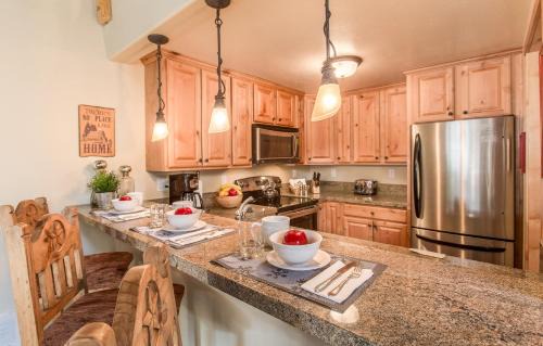 Mammoth Lakes Apartment | Courchevel 14 Remodeled Light and Bright Mountain Cabin, Walk to Canyon Lodge Slopes