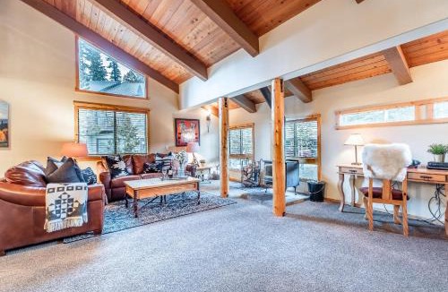 Mammoth Lakes Apartment | Courchevel 14 Remodeled Light and Bright Mountain Cabin, Walk to Canyon Lodge Slopes
