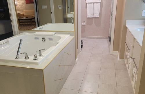 Las Vegas Hotel | Cozy 1 bd villa hotel in terrific Las Vegas with WiFi, AC, fitness room, pool