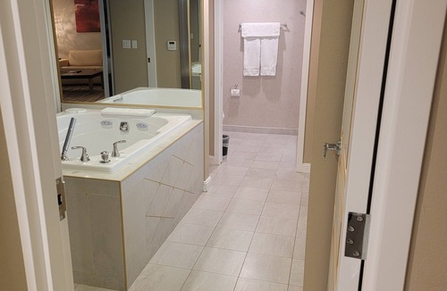 Las Vegas Hotel | Cozy 1 bd villa hotel in terrific Las Vegas with WiFi, AC, fitness room, pool