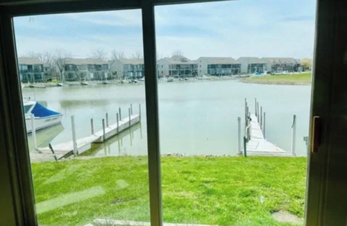 Oak Harbor Condo | Cozy 1-bedroom condo in Oak Harbor with AC, private dock to Lake Erie,