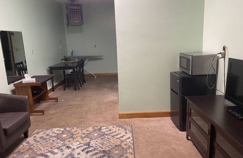 Rossford House | Cozy 1-bedroom house in enchanting Rossford with AC