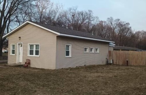 DeWitt House | Cozy 2-bedroom home 1 bath in DeWitt full kitchen Enclosed back yard, fire pit