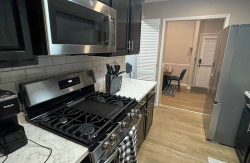 Midland House | Cozy 2-bedroom house with king bed in lovely Midland with private deck