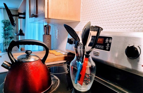 North Central Edmonton House | Cozy 2BER 1.5 Bath Home Near Rogers/2min walk 2 Stadium/RAH/NAIT/FastWIFI/Parkx
