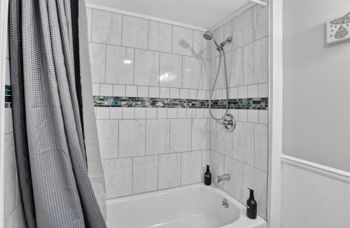 Bay City House | Cozy 3BR w Yard Dog Friendly Ensuite