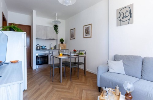 Pisa Apartment | Cozy and bright 45 sqm apartment, perfect for 2 people, located on the first floor of a building with a lift (not suitable for disabled people). The accommodation is located in a neighborhood served by all the main services: bars, restaurants, supermarke