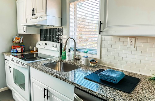 Holland House | Cozy and Convenient 2BR in Prime Central Location