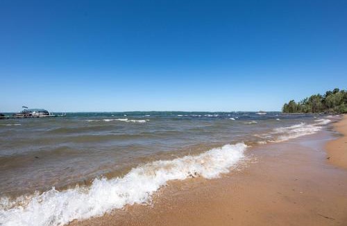 Acme House | Cozy Beach Front Condo AC Beach Waterfront