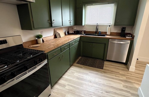 Bay City House | Cozy Boho Retreat - 4 beds, spacious, close to downtown.