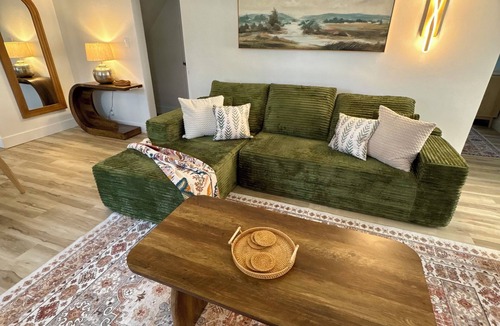 Bay City House | Cozy Boho Retreat - 4 beds, spacious, close to downtown.