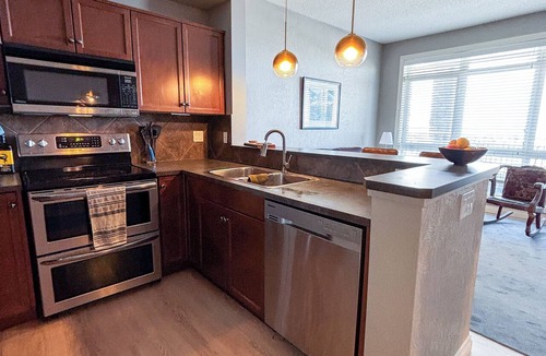 Northwest Calgary Condo | Cozy Condo - Quick exit to mountains!
