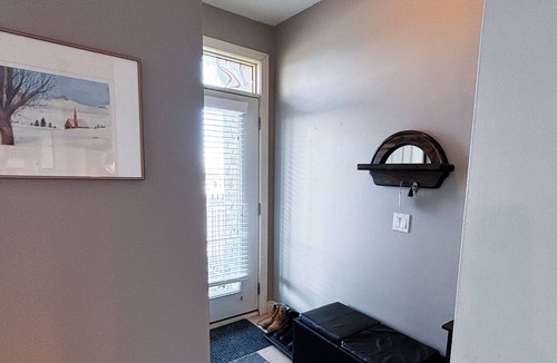 Northwest Calgary Condo | Cozy Condo - Quick exit to mountains!