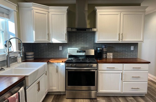 Monclova House | Cozy cottage that allows for pets, the experience of outdoors, and the big city!