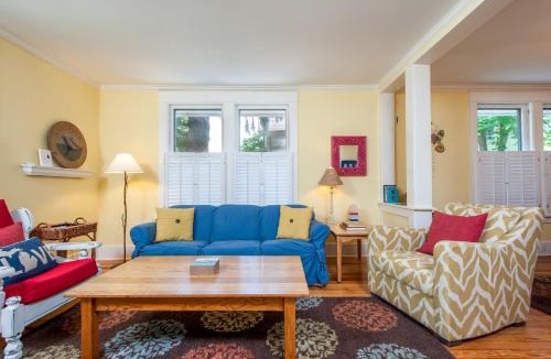 South Haven House | Cozy Cottage w/Sun Porch - 2 Blocks to Kids Corner & South Beach!
