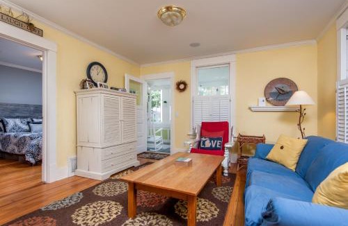 South Haven House | Cozy Cottage w/Sun Porch - 2 Blocks to Kids Corner & South Beach!