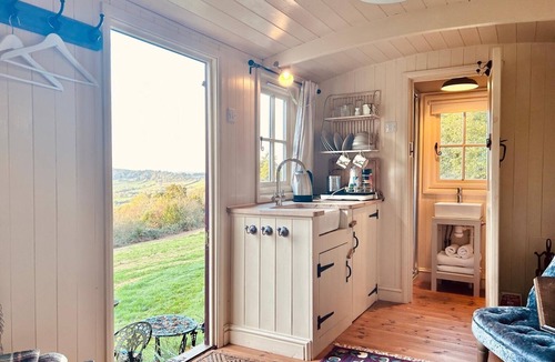 Chepstow Cabin | Cozy Countryside Retreat & Stargazing Heaven"" with Wood-Fired Hot Tub"