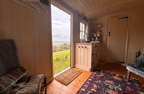 Chepstow Cabin | Cozy Countryside Retreat & Stargazing Heaven"" with Wood-Fired Hot Tub"