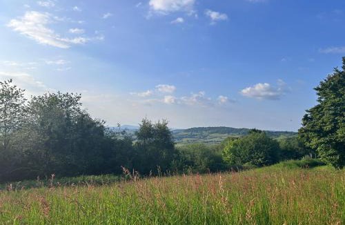 Chepstow House | Cozy Countryside Retreat & Stargazing Heaven" with Wood-Fired Hot Tub"