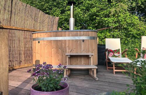 Chepstow House | Cozy Countryside Retreat & Stargazing Heaven" with Wood-Fired Hot Tub"