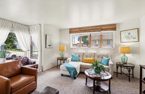 Tawas City House | Cozy Downtown Cottage Near Beach and Pier