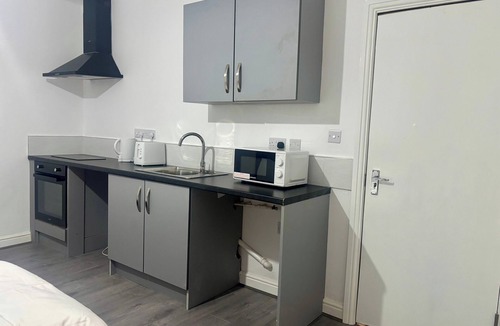 Dudley Apartment | Cozy Dudley City Studio with 2 Single Beds