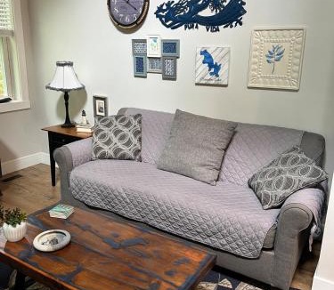 Mayfield House | Cozy Lake Cottage